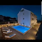 La Perla Sutivan